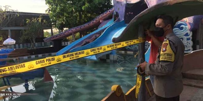 Polisi menyegel tempat kejadian perkara tempat wisata Bajak Laut di Desa Masangan Kecamatan Bungah, Rabu (20/10/2021)./ Foto: Bram
