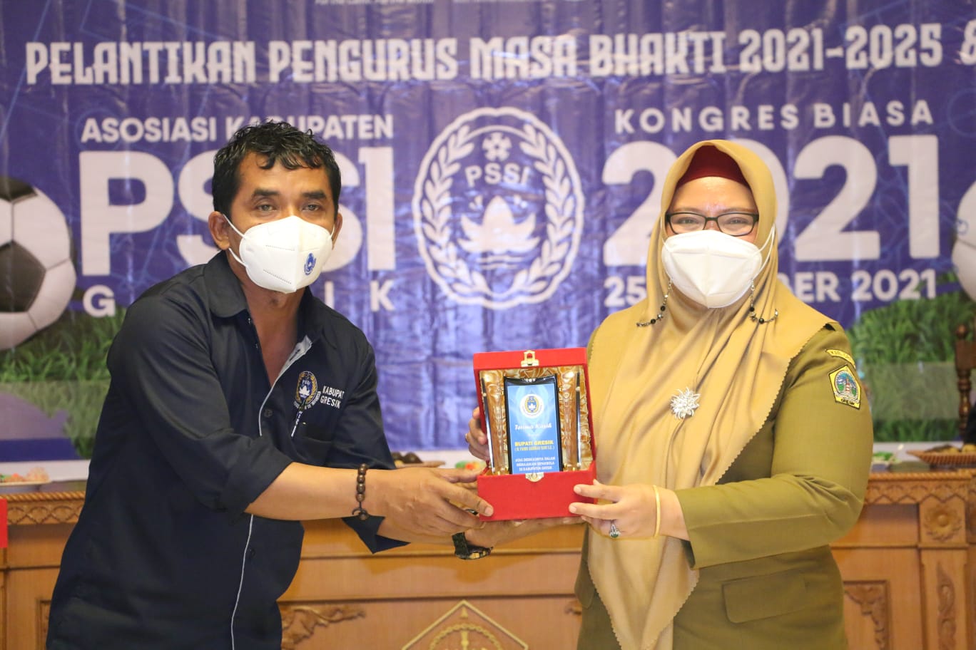 Wakil Bupati Gresik Aminatun Habibah bersama Ketua Askab PSSI Gresik Rofiki, Senin (25/10/2021)./ Foto: Bram