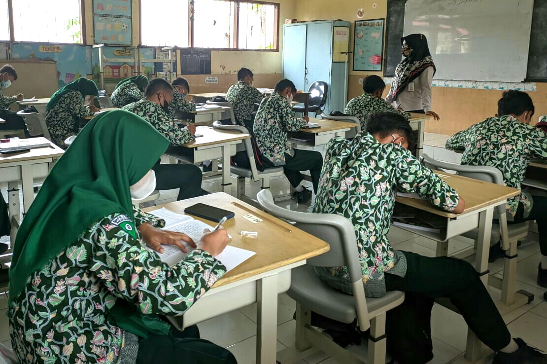 Pelajar SMP Negeri 2 Puri Mojokerto saat numpang belajar di SDN Brayung saat proses belajar, Kamis (7/10/2021)./ Foto: Susan