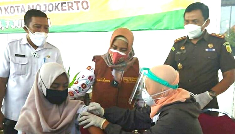 Capaian vaksinasi Kota Mojokerto yang tertinggi se Jawa Timur menjadi salah satu indikator turunnya level PPKM./ Foto: Susan