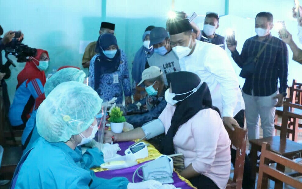 Bupati Gresik Fandi Akhmad Yani saat memantau vaksinasi warga Pulau Bawean, Selasa (19/10/2021)./ Foto: Humas Pemkab