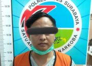 Salah satu tersangka saat ditangkap Satresnarkoba Polrestabes Surabaya, Selasa (2/11/2021)./ Foto: Wicak