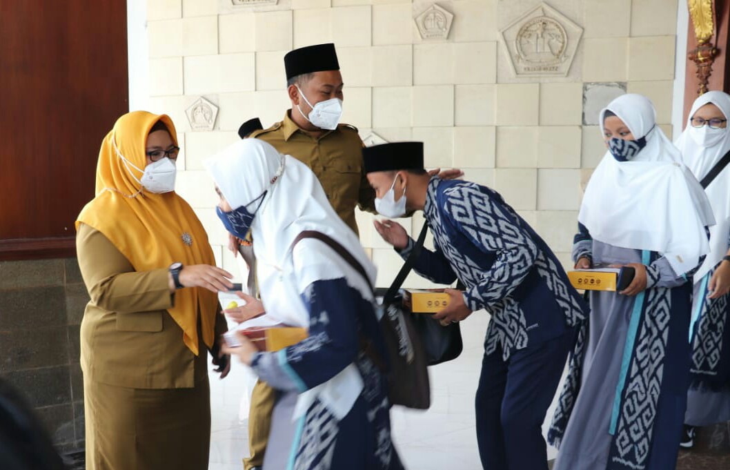 Bupati dan Wakil melepas 79 Kifalah wakil Kabupaten Gresik di ajang MTQ Jawa Timur di Pamekasan, Selasa (2/11/2021). Foto: Bram