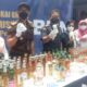 Kepala Kantor Bea Cukai Gresik, Bier Budy Kismulyanto bersama Kejari Gresik, Satpol PP dan pihak terkait menunjukkan barang bukti, Rabu (3/11/2021)./ Foto: Bram