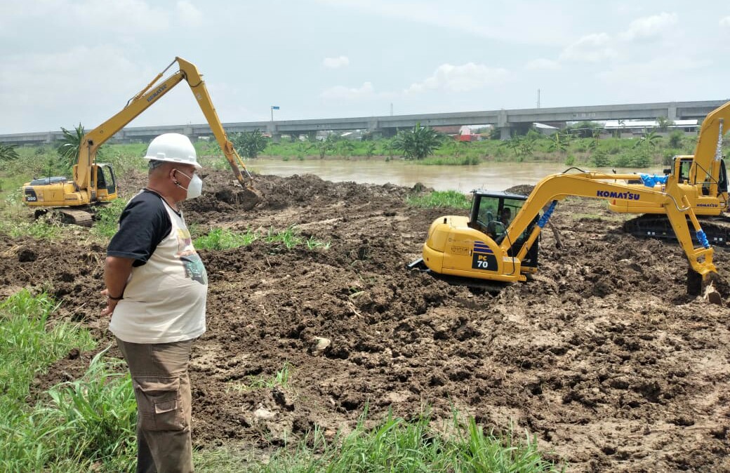 Sejumlah excavator dikerahkan untuk pengerukan Kali Lamong di Desa Morowudi Kecamatan Cerme, Gresik, Senin (8/11/2021)./Foto: Bram