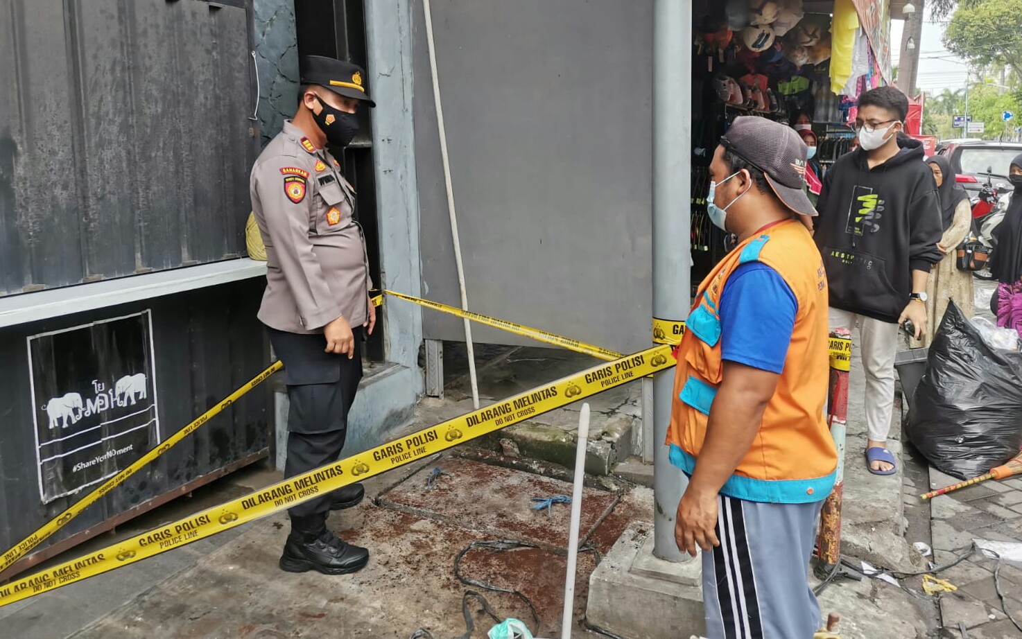 Kapolsek Manyar AKP Windu Priyo Prayitno saat memintai keterangan saksi juru parkir di TKP, Rabu (10/11/2021)./ Foto: Bram
