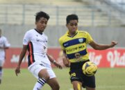 Pemain Gresik United (kuning) berusaha lepas dari kawalan pemain FC Maestro pada laga liga 3 grup C, Sabtu (13/11/2021) di Gelora Joko Samudero./ Foto: Bram