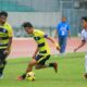 Pemain Gresik United (kuning) lepas dari kawalan pemain Surabaya Muda pada laga Liga 3 grup C, Selasa (16/11/2021)./ Foto: Bram