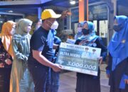 Bupati Gresik Fandi Akhmad Yani memberikan donasi untuk pelaku UMKM saat membuka Pudak Galeri, Selasa (2/11/2021) malam. / Foto: Bram
