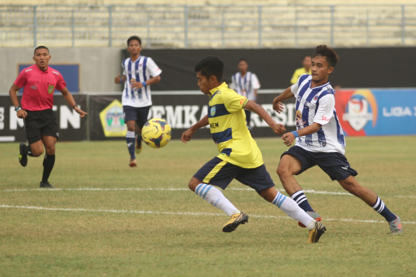 Pemain Gresik United (kuning) berusaha melewati hadangan pemain Persida Sidoarjo pada laga liga 3 regional Jawa Timur di Stadion Gelora Joko Samudero, Rabu (3/11/2021)./ Foto: Bram