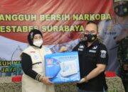 Satreskoba Polrestabes Surabaya menyerahkan mesin jahit kepada Koalisi Anti Narkoba untuk warga terdampak Narkoba, Rabu (3/11/2021)./ Foto: Wicak