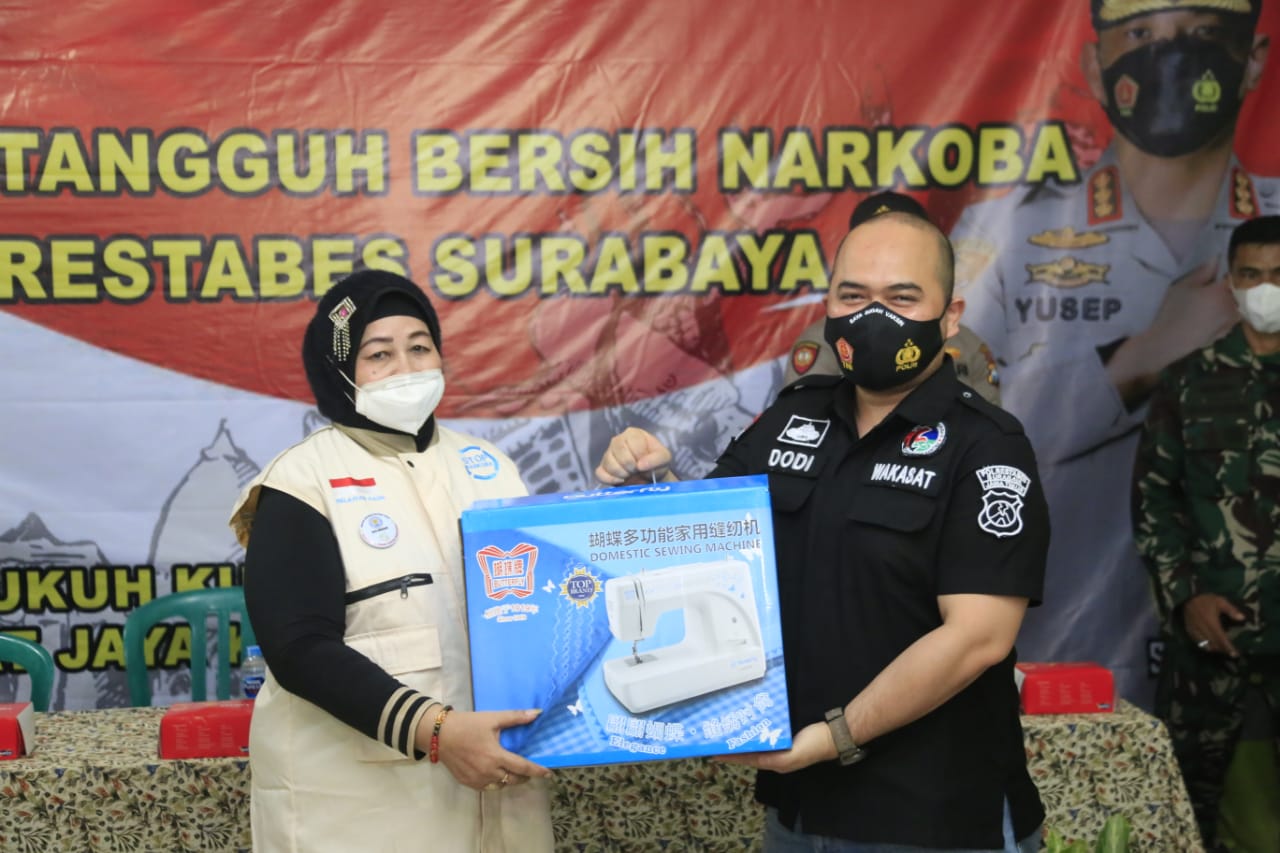 Satreskoba Polrestabes Surabaya menyerahkan mesin jahit kepada Koalisi Anti Narkoba untuk warga terdampak Narkoba, Rabu (3/11/2021)./ Foto: Wicak