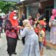 Wabup Gresik Aminatun Habibah disambut Masyarakat Desa Pangkah Wetan Kecamatan Ujung Pangkah saat giat ngantor di Desa, Kamis (4/11/2021)./ Foto: Bram