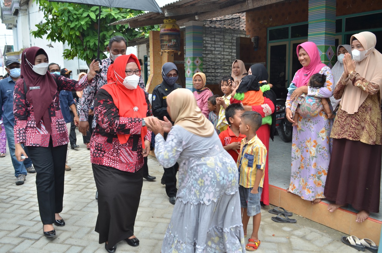 Wabup Gresik Aminatun Habibah disambut Masyarakat Desa Pangkah Wetan Kecamatan Ujung Pangkah saat giat ngantor di Desa, Kamis (4/11/2021)./ Foto: Bram