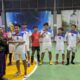 Ketua Gerakan Pemuda Ansor Kecamatan Balongpanggang, Samsul Arif memberi tropy kepada tim juara futsal. /Foto: Bram
