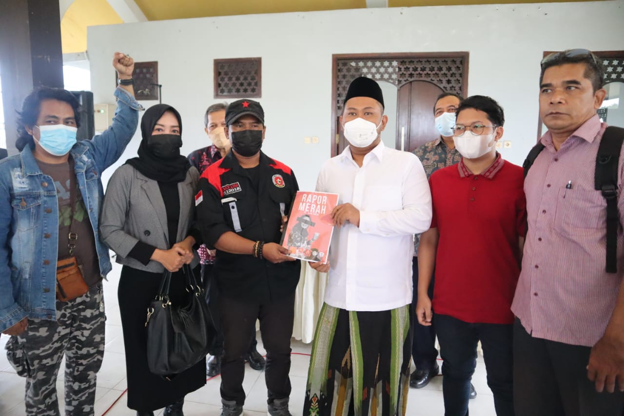 Bupati Gresik menerima Audiensi dari Aliansi GERAK (Gerakan Air Untuk Rakyat) di Joglo Durung bawean kantor Pemkab. /Foto: Bram
