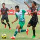 Pemain Persida Sidoarjo (putih hijau) berusaha melewati pemain Malang United pada laga liga 3 regional Jawa Timur di stadion Gelora Joko Samudero, Minggu (7/11/2021). / Foto: Bram