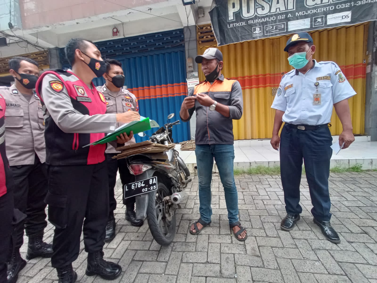 Tim gabungan Polres Mojokerto Kota saat menggelar Operasi Bina Kusuma, Senin (8/11/2021)./ Foto: Susan