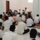 Ribuan mahasiswa Institut KH Abdul Chalim (Ikchac) Pacet, Kabupaten Mojokerto mendapat wejangan secara virtual dari Prof DR KH Asep Syaifuddin, Senin (8/12/2021)./ Foto: Susan