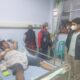 Kapolresta Mojokerto AKBP Rofiq Ripto Himawaan saat mencek kondisi korban saat dilakukan perawatan di rumah sakit. Foto : Karina Norhadini