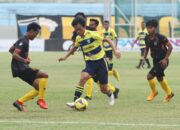 Pemain Gresik United (kuning) berusaha lepas dari kepungan pemain Malang United, Rabu (10/11/2021)./ Foto: Bram