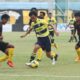 Pemain Gresik United (kuning) berusaha lepas dari kepungan pemain Malang United, Rabu (10/11/2021)./ Foto: Bram