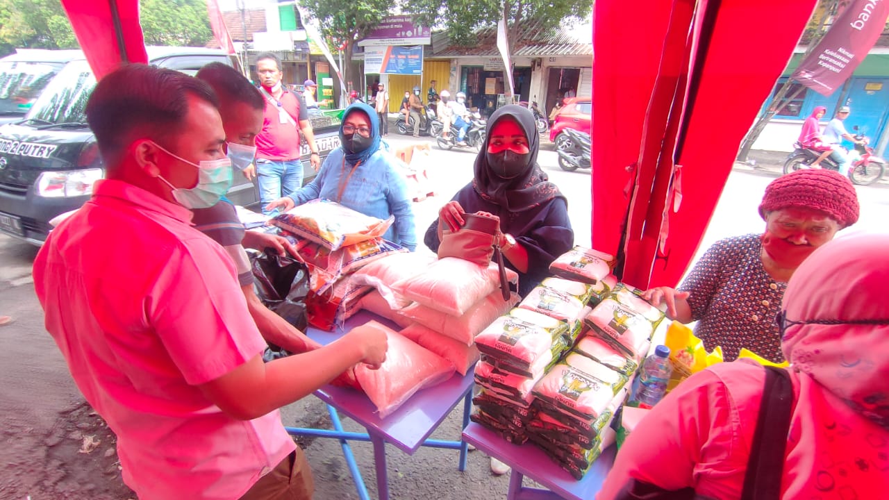 Operasi Pasar Sembako yang digelar Diskopukmperindag Kota Mojokerto di Pasar Tanjung, Kota Mojokerto, Jumat (12/11/2021). / Foto: Susan