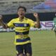 Pemain Gresik United melakukan selebrasi usai mencetak gol ke gawang Bumi Wali FC, Selasa (30/11/2021)./ Foto: Bram
