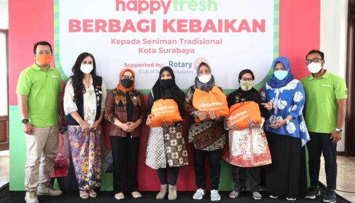 Happyfresh dan Rotary Bagikan 250 Paket Sembako untuk Seniman Tradisional di Surabaya
