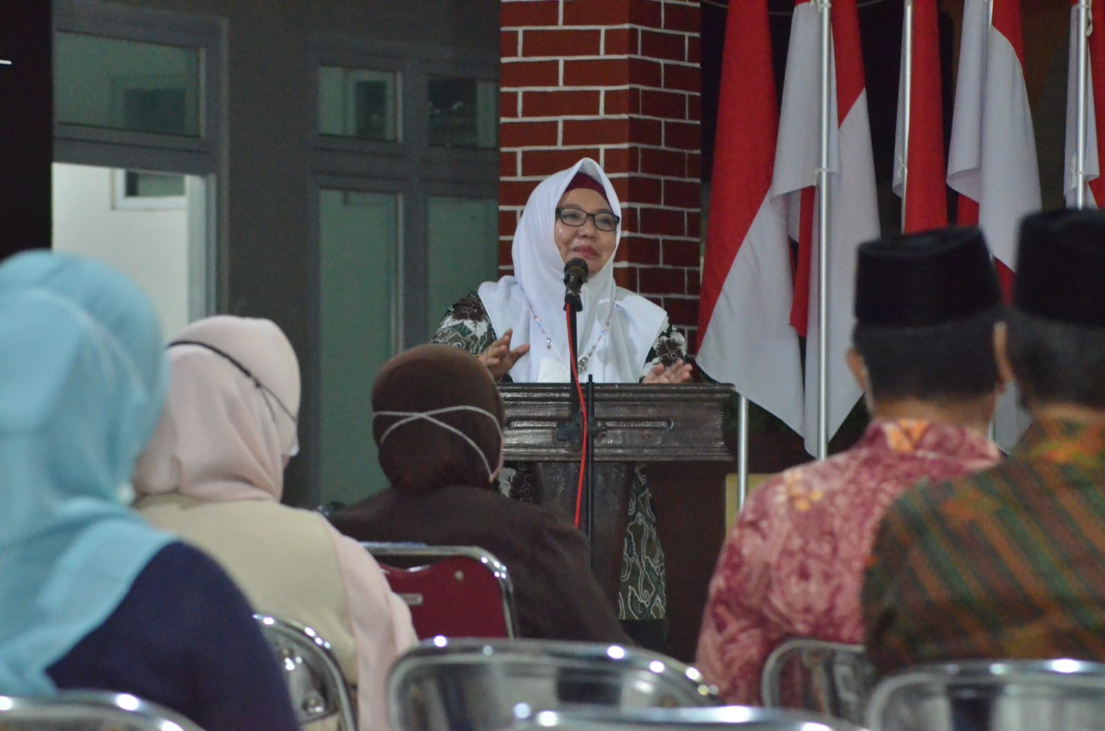 Wakil Bupati Kabupaten Gresik Aminatun Habibah bertemu dan berdialog dengan masyarakat membahas rencana menjadikan Bawean sebagai Perintis Pulau Pendidikan, Jumat (19/11/2021). / Foto: Humas Pemkab