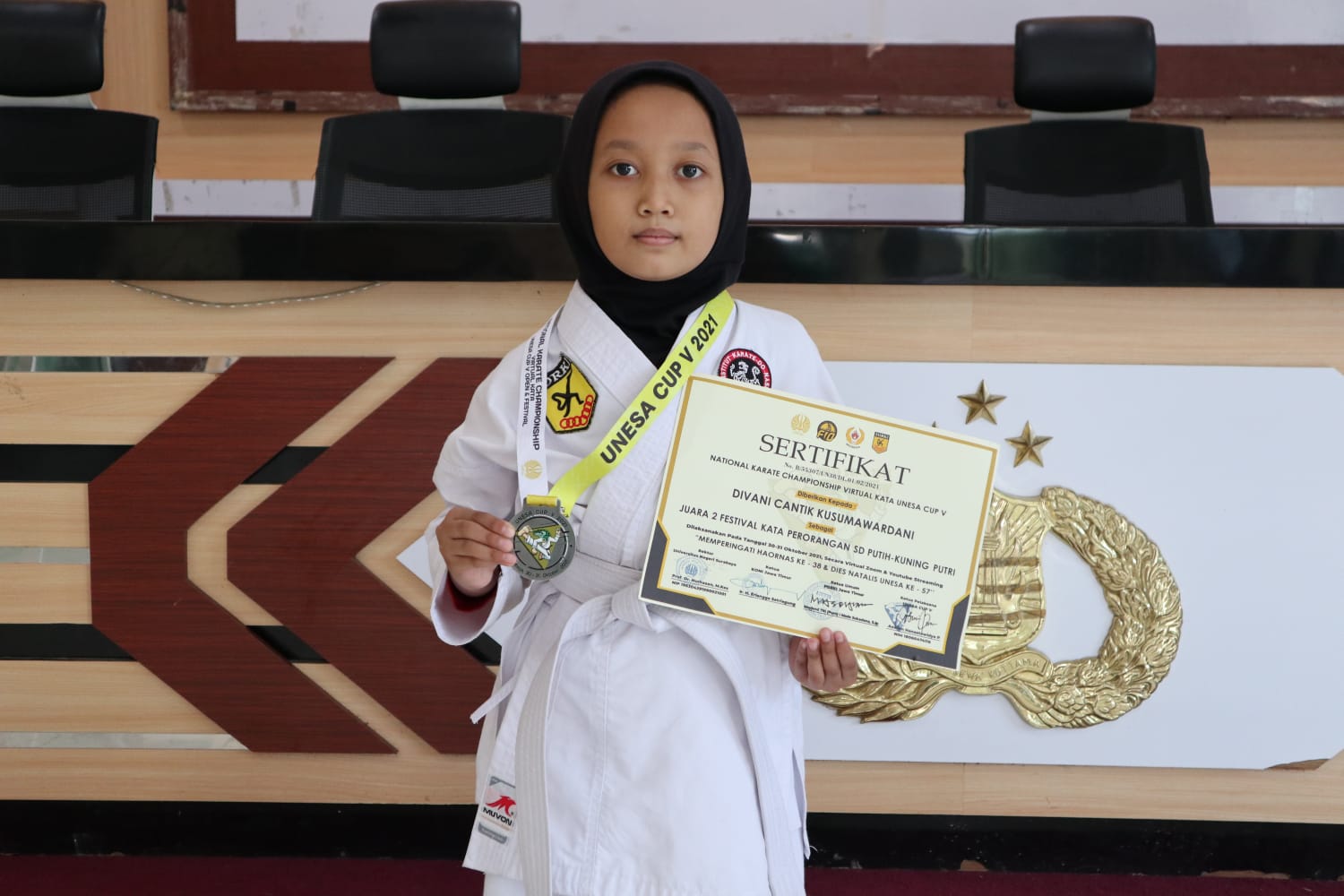 Divani Cantik Kusuma Wardani (8), siswi kelas 2 F MI Murni Sunan Drajad Lamongan berhasil meraih juara dua pada ajang National Karate Championship Virtual Kata Unesa Cup V, Minggu (21/11/2021). /Foto: Bram