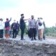 Bupati Gresik Fandi Akhmad Yani meninjau lokasi bencana banjir di Desa Cermenlerek Kecamatan Kedamean, Minggu (21/11/20210)./ Foto: Bram