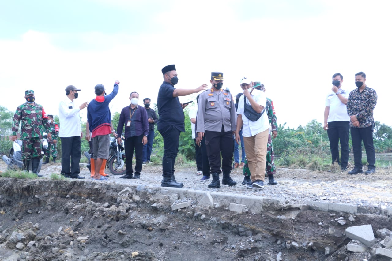 Bupati Gresik Fandi Akhmad Yani meninjau lokasi bencana banjir di Desa Cermenlerek Kecamatan Kedamean, Minggu (21/11/20210)./ Foto: Bram