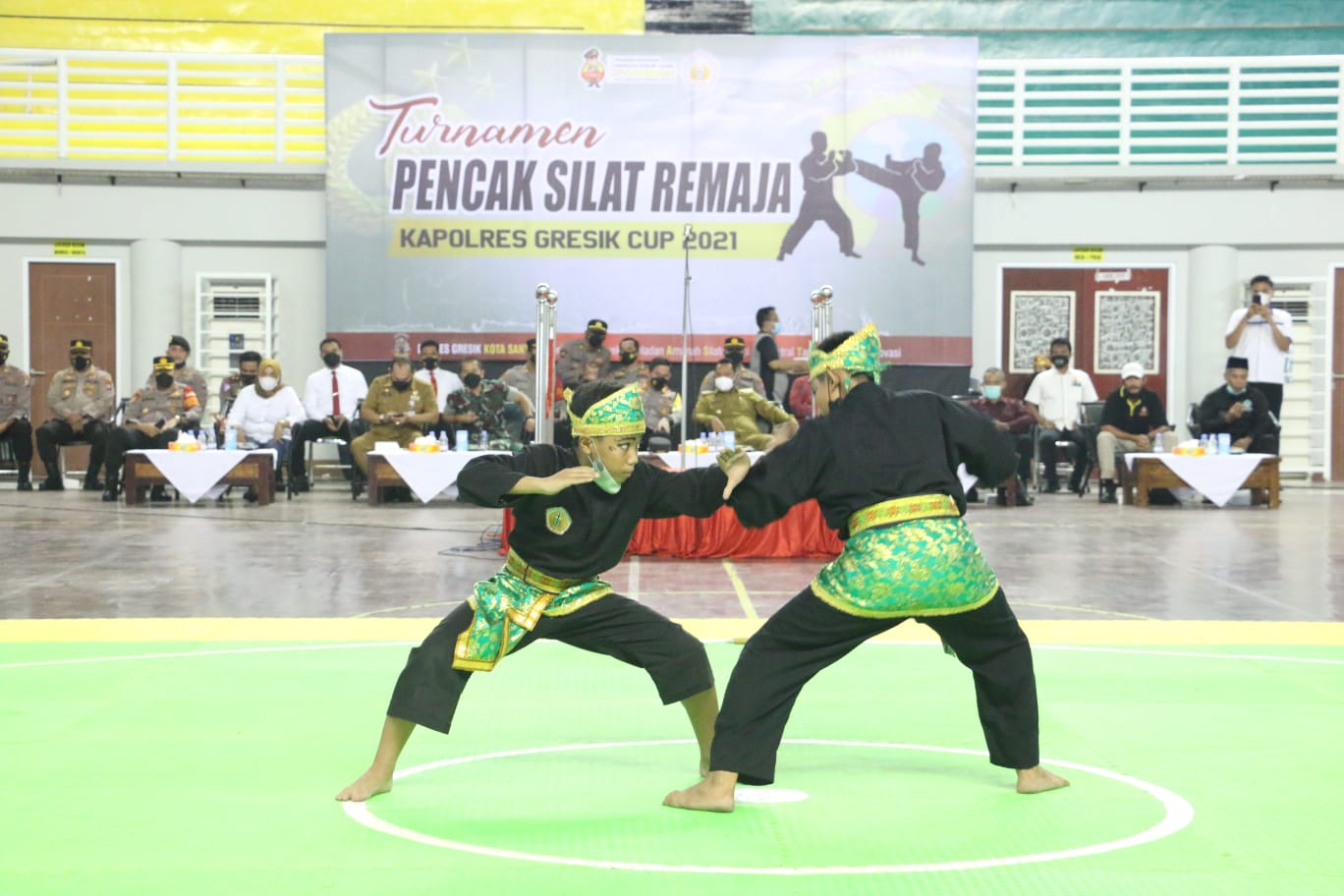 Bupati Gresik saat menghadiri pembukaan turnamen Pencak Silat Kapolres Cup, Senin (22/11/2021). / Foto: Bram