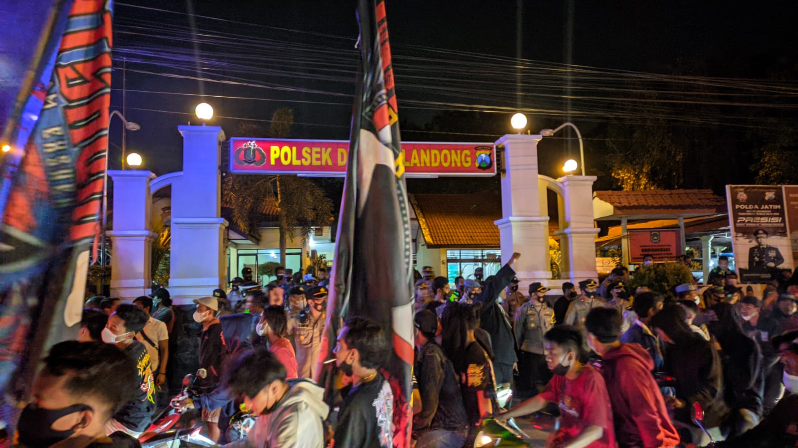 Ratusan massa pesilat saat menggeruduk kantor Mapolsek Dawar Blandong Mojokerto, Senin (22/11/2021). / Foto: Ist
