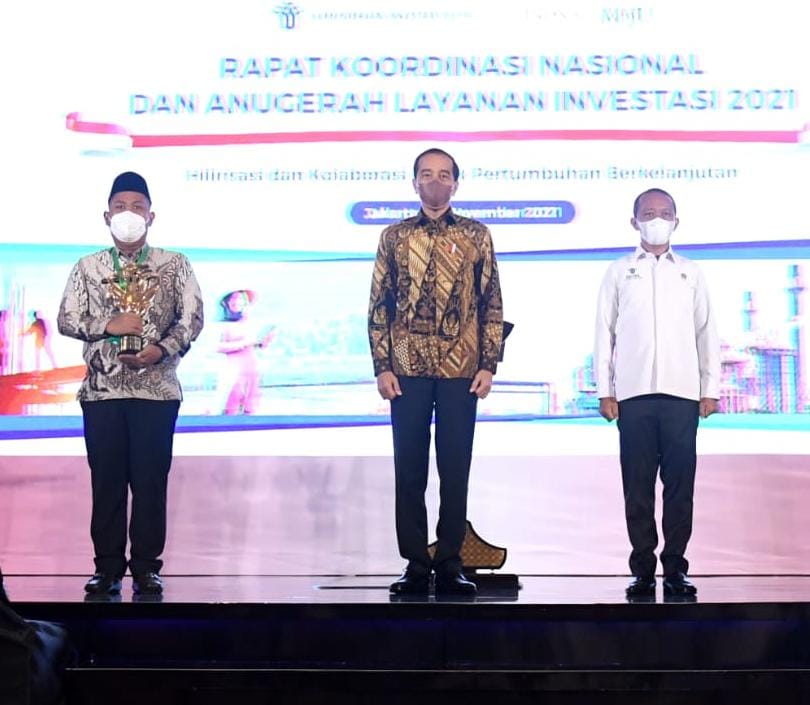 Bupati Gresik Fandi Akhmad Yani (kiri) saat menerima penghargaan dari Presiden RI Joko Widodo, Rabu (24/11/2021). / Foto: Humas Pemkab