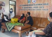 Tim Sakti Peksos saat mengunjungi korban di Kantor Unit Perlindungan dan Pelayanan Sosial Petirahan Anak (PPSPA) Bima Sakti Kota Batu, Jum'at (26/11/2021). (Foto: Imron Hakiki).
