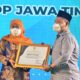 Gubernur Jawa Timur Khofifah Indar Parawansa memberikan penghargaan kepada Bupati Gresik Fandi Akhamad Yani di acara OPOP, Minggu (28/11/2021)/ Foto: Bram