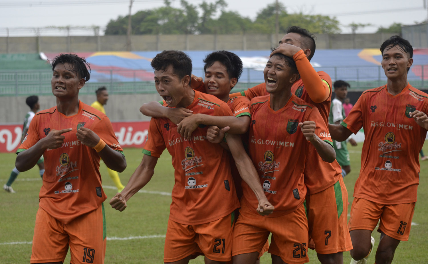 Pemain Persibo Bojonegoro melakukan selebrasi usai mencetak gol kegawang Mitra Surabaya pada babak 32 besar Liga 3 regional Jatim, Kamis (2/12/2021) di Stadion Gelora Joko Samudero, Gresik.