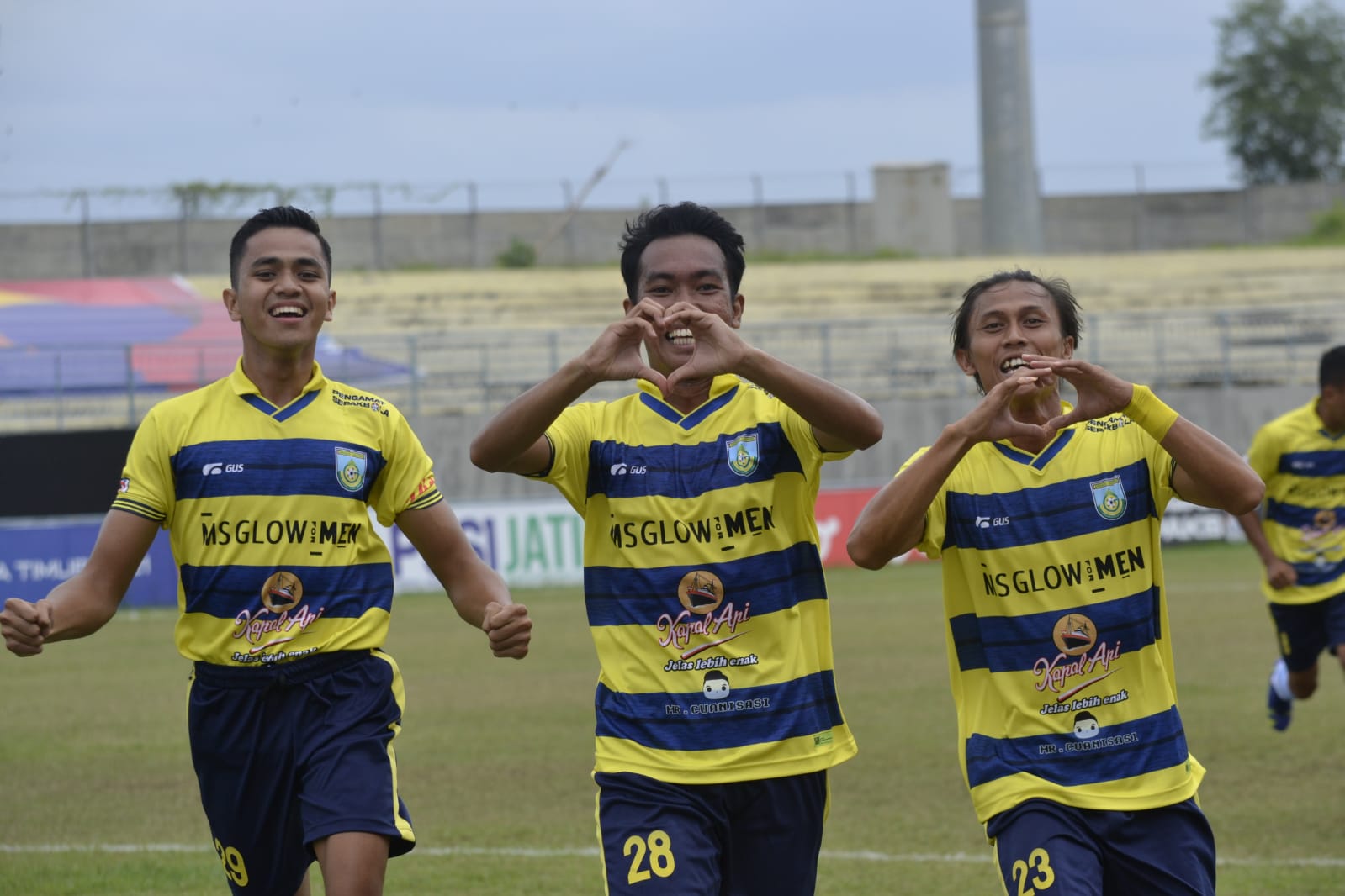 Rendy Jaya Firanda melakukan selebrasi usai mencetak gol kedua ke gawang Persekap, Senin (6/12/2021)./ Foto: Bram