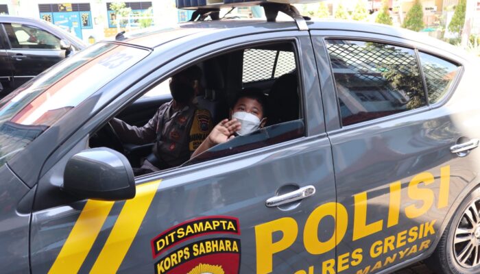 Habis Vaksin, Siswa SD di Gresik Diajak Keliling Naik Mobil Patroli Polisi