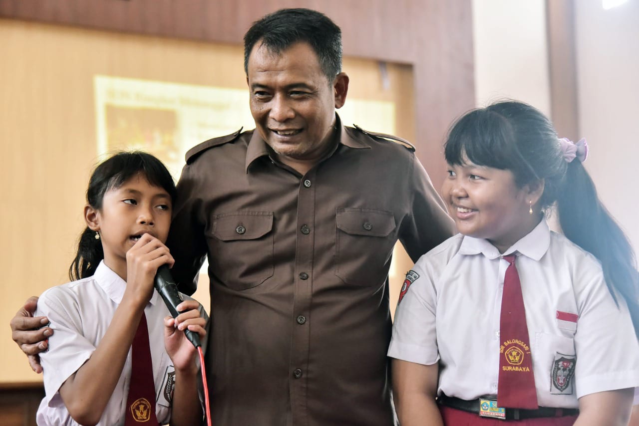Kepala Dinas Pendidikan Kota Surabaya Supomo bersama siswa SD beberapa waktu lalu. / Foto: ist
