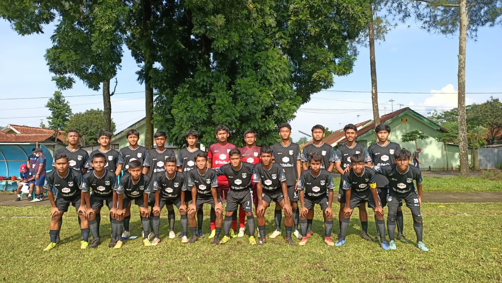 Pemain-pemain Gresik United U-17 sebelum pertandingan kontra Singhasari FC, Jumat (24/12/2021)./ Foto: ist