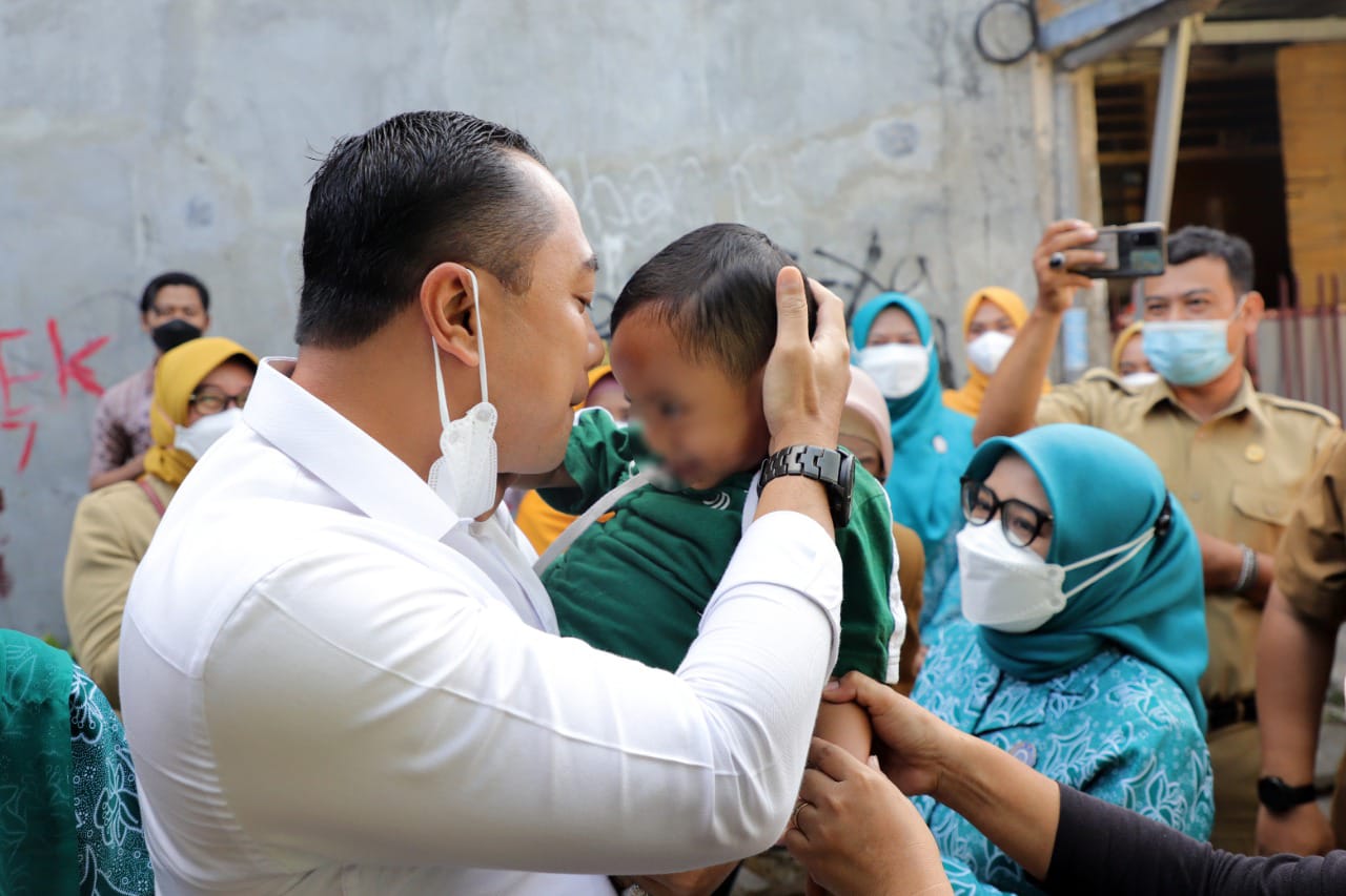 Wali Kota Surabaya Eri Cahyadi saat menggendong seorang balita stunting, Senin (27/12/2021)./ Foto: Ist