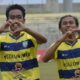 Pemain Gresik United Rendy Jaya (kiri) melakukan selebrasi usai mencetak gol. / Foto: Bram