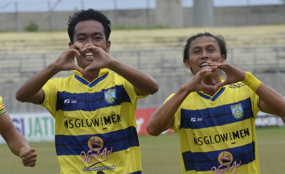 Pemain Gresik United Rendy Jaya (kiri) melakukan selebrasi usai mencetak gol. / Foto: Bram