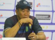 Pelatih Gresik United Subangkit memberi keterangan kepada media usai laga kontra Persedikab, Selasa (14/12/2021)./ Foto: Bram