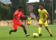 Pemain Persegres Putra U-17 (kuning) berusaha lepas dari pemain Perseba Bangkalan U-17 di lapangan Polda Jatim, Rabu (15/12/2021)./ Foto: Bram