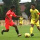 Pemain Persegres Putra U-17 (kuning) berusaha lepas dari pemain Perseba Bangkalan U-17 di lapangan Polda Jatim, Rabu (15/12/2021)./ Foto: Bram