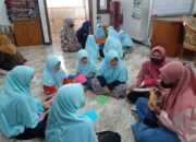 kader putri Pergerakan Mahasiswa Islam Indonesia (PMII) Komisariat Atas Langit ajarkan kreativitas dan pengetahuan tentang Islam kepada anak Yatim, Kamis (2/12/2021)./ Foto: Bram
